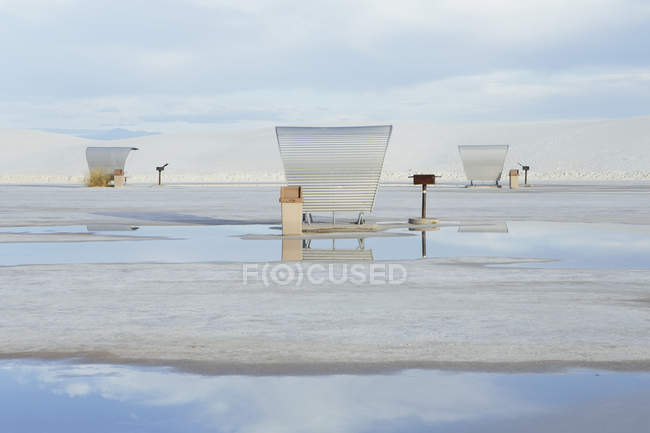 Столы для пикников и приюты на белых песках — стоковое фото