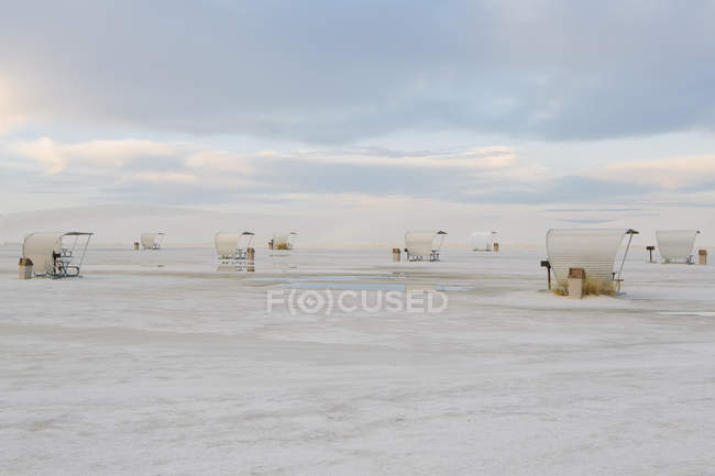 Столы для пикников и приюты на белых песках — стоковое фото