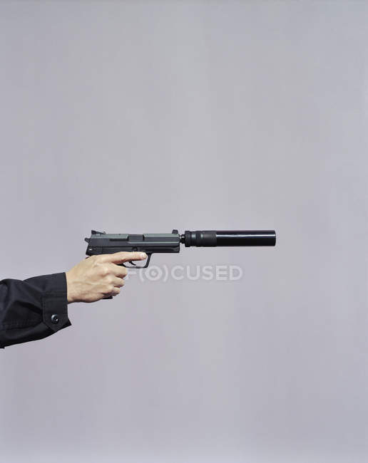 Männerhand zielte mit Handfeuerwaffe — Stockfoto