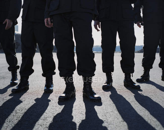 Homens vestindo uniformes militares — Fotografia de Stock
