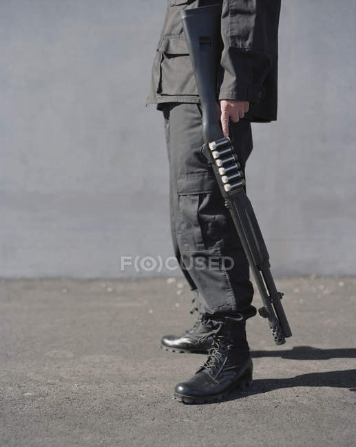 Man holding high powered shotgun — Stock Photo