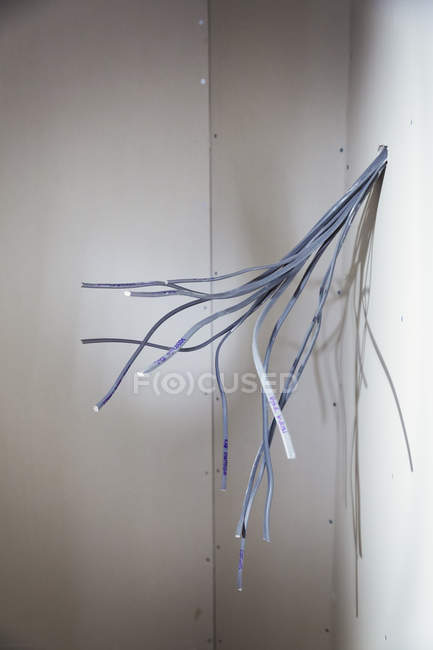 Електричні кабелі на стіні — стокове фото