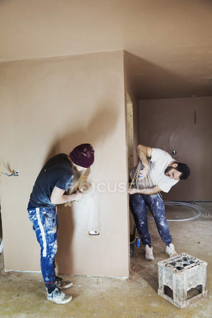 Two workmen on construction site — Stock Photo
