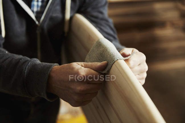 Fabricante de tablas de surf en el trabajo - foto de stock