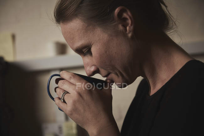 Donna in possesso di tazza di caffè — Foto stock