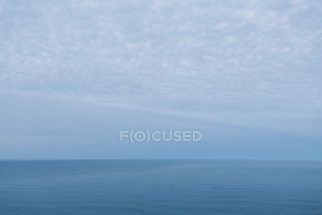 Vista sobre o oceano ao entardecer — Fotografia de Stock