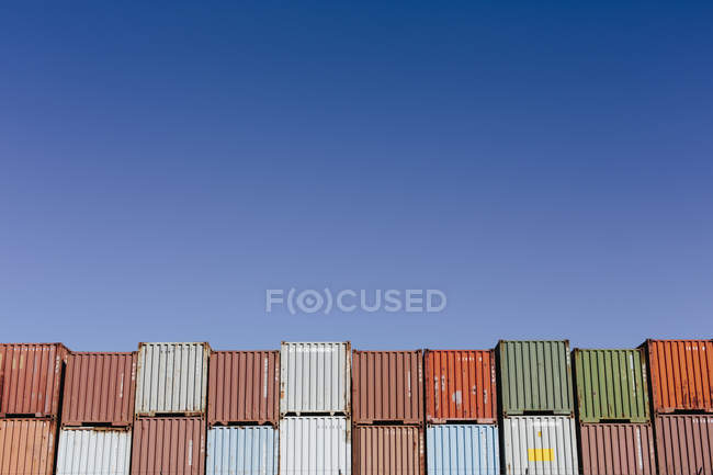 Разноцветные транспортные контейнеры — стоковое фото