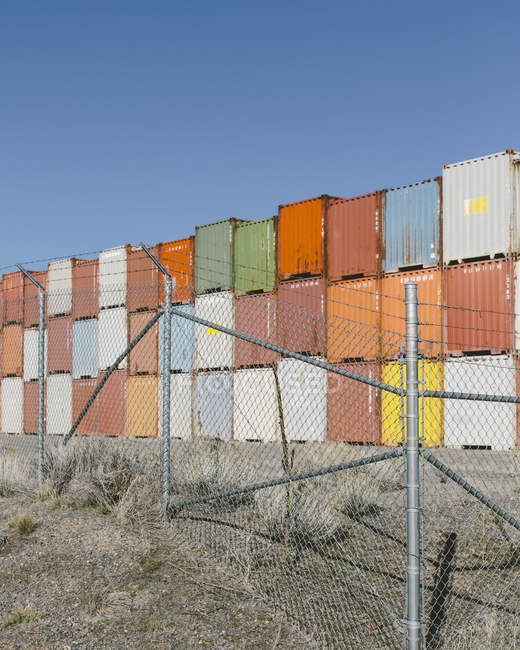 Пачки разноцветных грузовых контейнеров — стоковое фото