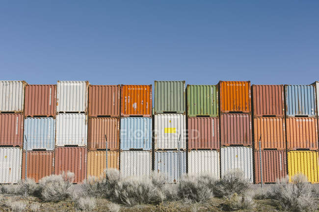 Стек барвистих транспортних контейнерів — стокове фото
