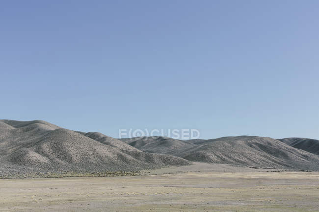 Плоская равнина и хребет гор . — стоковое фото