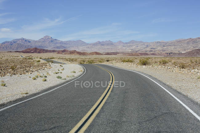 Вигнута дорога через пустелю — стокове фото