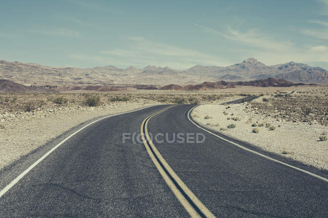 Вигнута дорога через пустелю — стокове фото