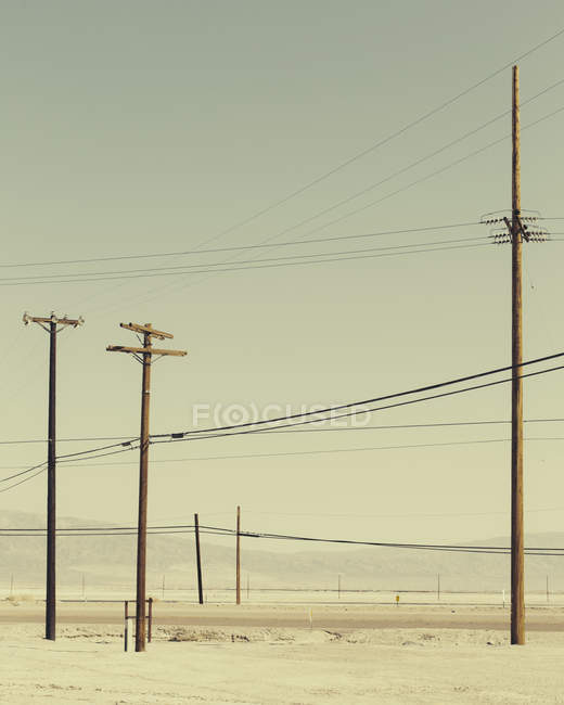 Pólos telefónicos e linhas eléctricas — Fotografia de Stock