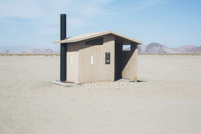 Salle de toilettes dans l'espace ouvert au paysage désertique — Photo de stock