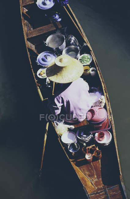 Mulher que vende mercadorias de barco — Fotografia de Stock
