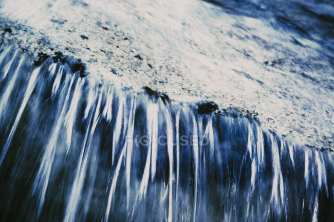 Chute d'eau et réflexions dans la rivière — Photo de stock
