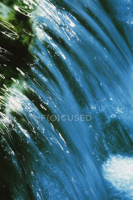 Cascata e riflessi nel fiume — Foto stock