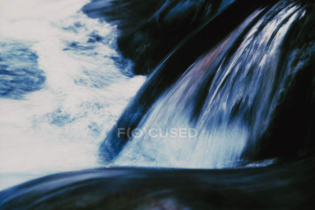 Cachoeira e reflexões no rio — Fotografia de Stock
