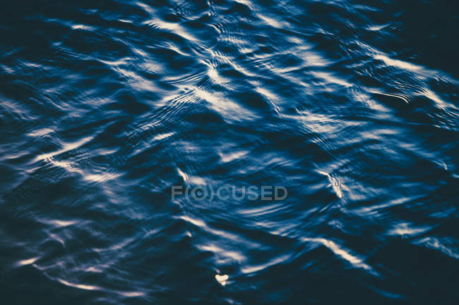 Superfície oceânica com ondulações na água — Fotografia de Stock