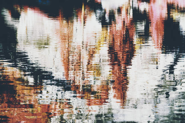 Herbstbäume und Spiegelungen am Wasser des Sees — Stockfoto