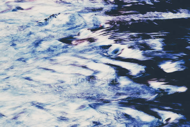 Meeresoberfläche mit Wellen auf dem Wasser — Stockfoto