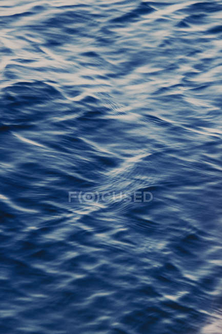 Поверхня океану з бризами на воді — стокове фото