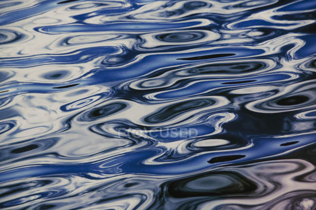 Surface de l'océan avec des ondulations sur l'eau — Photo de stock