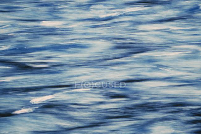 Meeresoberfläche mit Wellen auf dem Wasser — Stockfoto