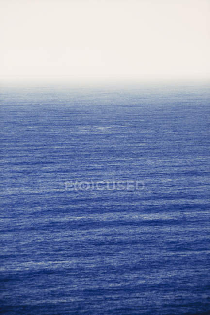 Vue sur l'horizon et le paysage marin au crépuscule — Photo de stock