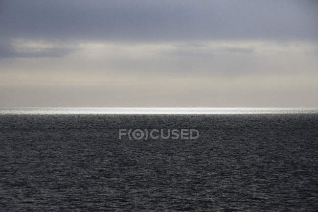 Vista al horizonte y al paisaje marino al atardecer - foto de stock
