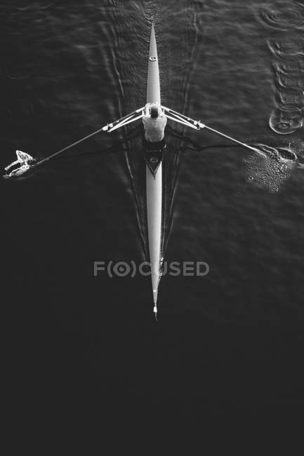 Одинарний черепний веслувальний човен — стокове фото