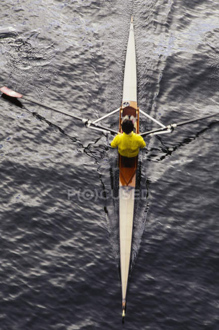 Однократная гребная лодка — стоковое фото