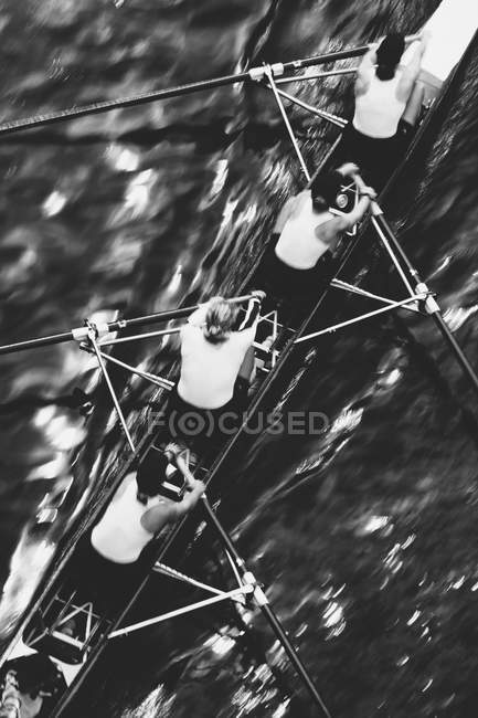 Женская гребная команда в гоночной оболочке — стоковое фото
