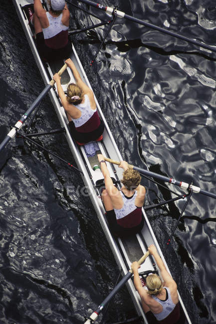Жіночі командні гонщики веслують — стокове фото