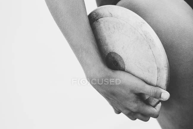Athlete holding discus in hand — Stock Photo
