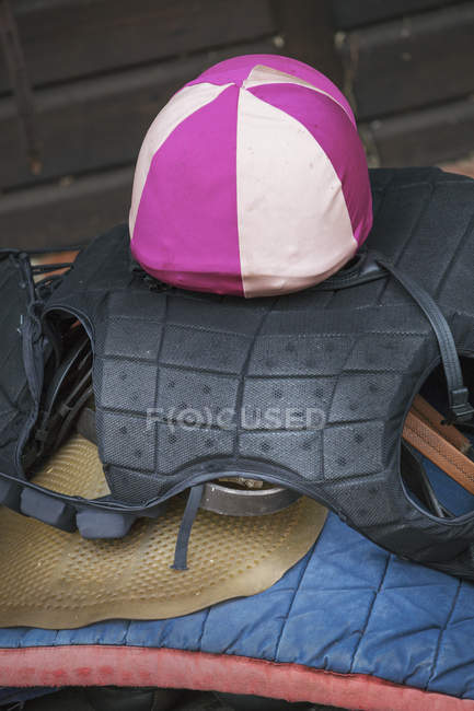 Катание на шлеме и спасательный жилет — стоковое фото