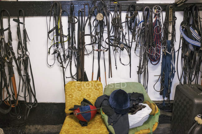 Tack de equitação em ganchos e equipamento de equitação — Fotografia de Stock