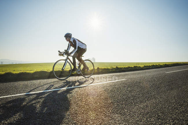 Їзда на велосипеді по сільській дорозі — стокове фото