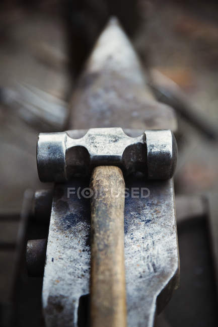 Hammer and small anvil — Stock Photo