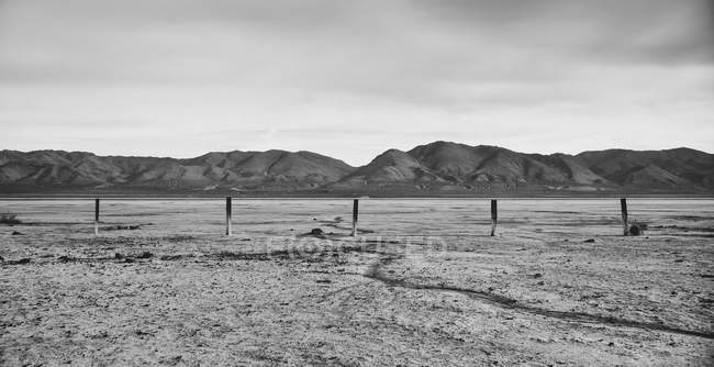 Пости в пустельному ландшафті — стокове фото