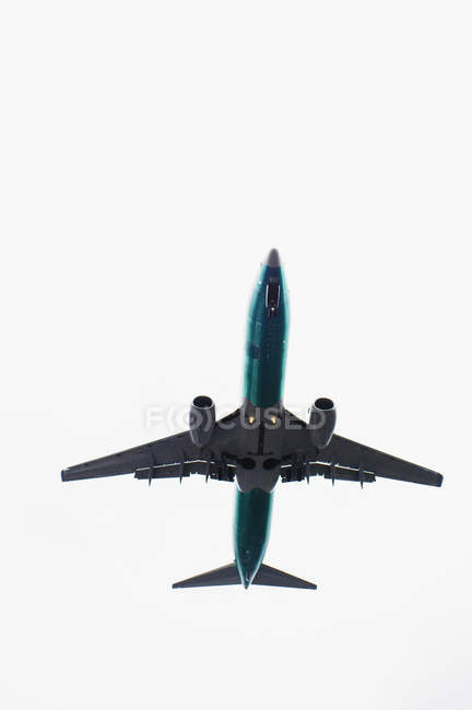 Нижний вид самолета — стоковое фото