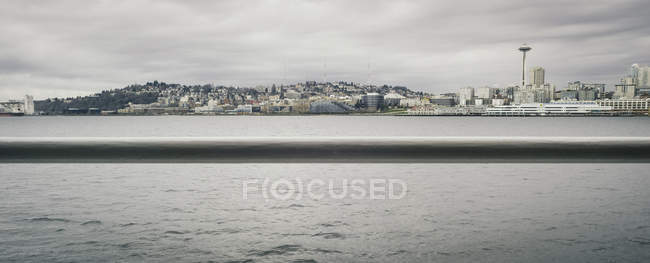 Seattle frente al mar desde el barco - foto de stock