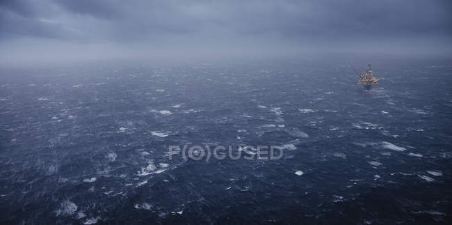 Нафтова вишка в північному морі — стокове фото