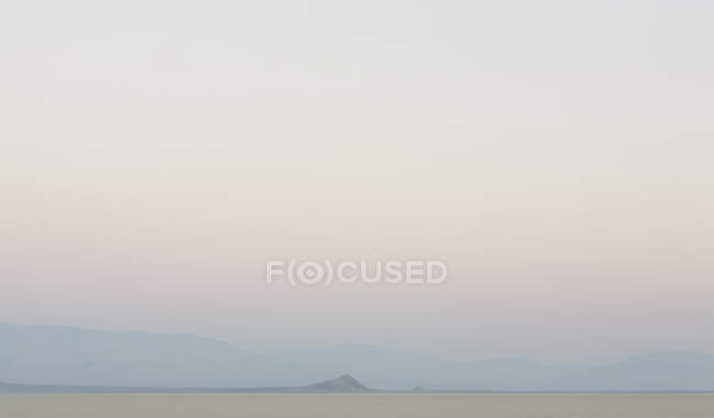 Montanha envolta em névoa — Fotografia de Stock