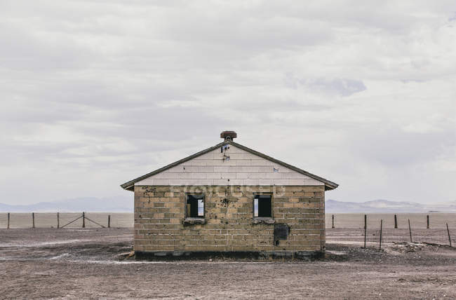 Заброшенный дом в плоском пейзаже — стоковое фото