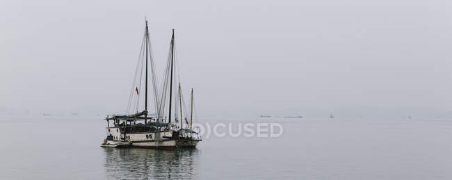 Boot segelt im offenen Wasser — Stockfoto