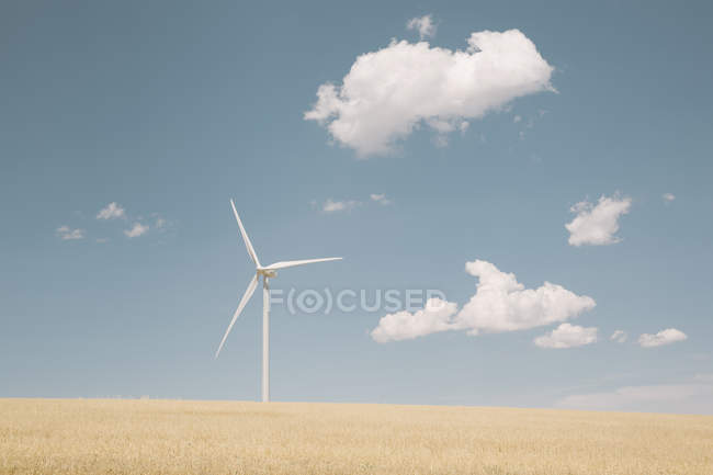Wind turbine in desert landscape — Stock Photo