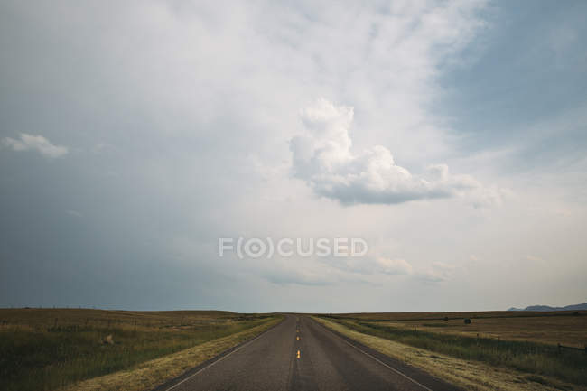 Estrada que se estende ao horizonte — Fotografia de Stock