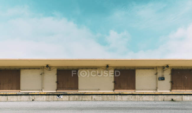 Fila de escotilhas no edifício — Fotografia de Stock