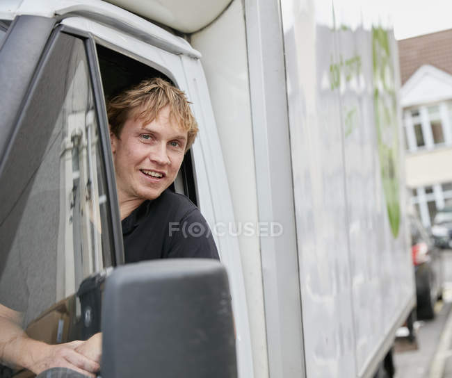 Uomo seduto nel furgone — Foto stock